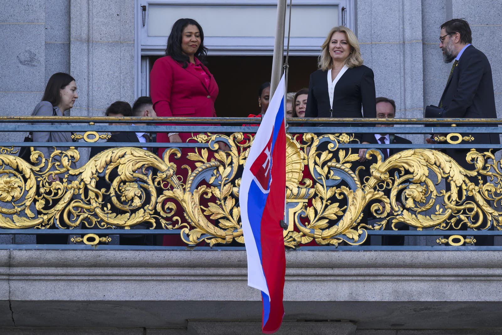 Na snímke primátorka San Francisca London Breed (druhá vľavo) a prezidentka SR Zuzana Čaputová (uprostred) počas vztýčenia slovenskej vlajky na radnici v San Franciscu