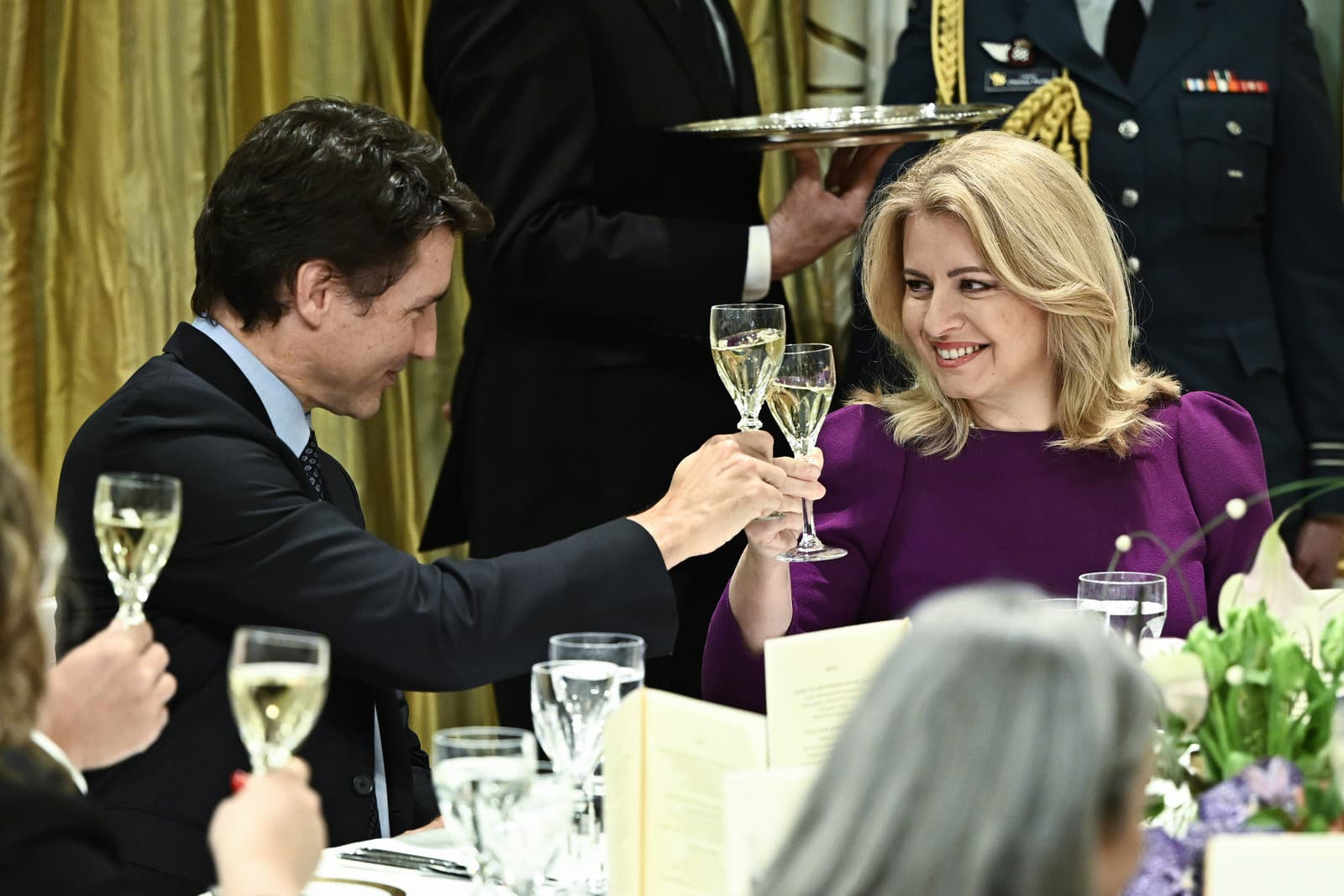 Predseda kanadskej vlády Justin Trudeau si pripíja s prezidentkou SR Zuzanou Čaputovou počas štátnej večere v Rideau Hall v Ottawe