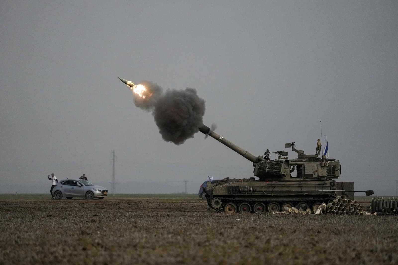 Izraelská mobilná delostrelecká jednotka strieľa z južného Izraela smerom na Pásmo Gazy v blízkosti hranice medzi Izraelom a Gazou vo štvrtok 14. decembra 2023.
