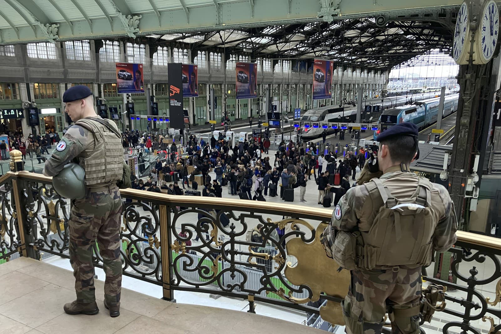 Vojaci hliadkujú po útoku nožom na železničnej stanici  Gare de Lyon v Paráži