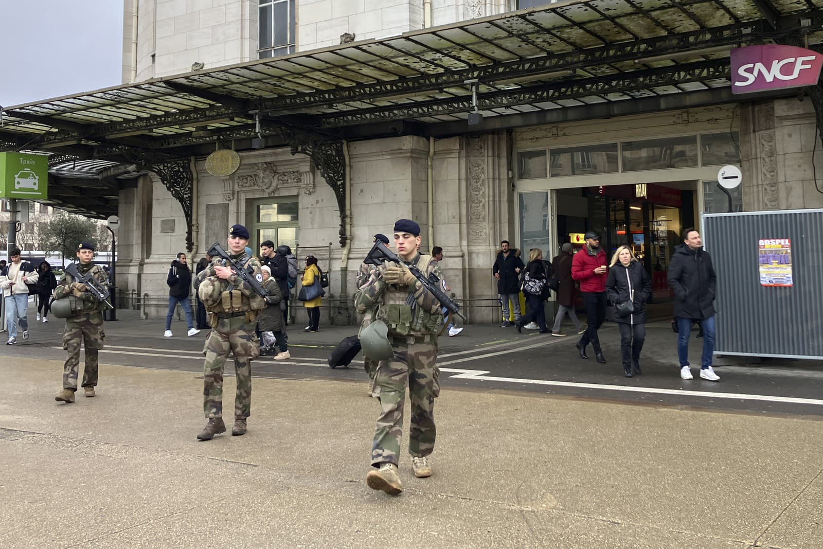 Vojaci hliadkujú po útoku nožom na železničnej stanici  Gare de Lyon v Paráži