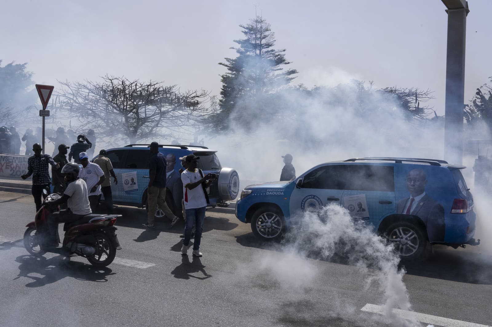 Senegalská poriadková polícia hádže slzný plyn na stúpencov opozičného prezidentského kandidáta Daouda Ndiayeho