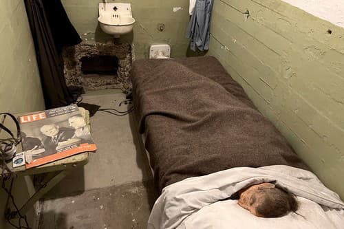 Cela jedného z väzňov, ktorí utiekli z Alcatrazu