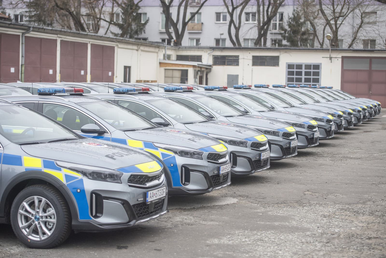 Príslušníkom Úradu hraničnej a cudzineckej polície Prezídia Policajného zboru odovzdali nové služobné vozidlá 
