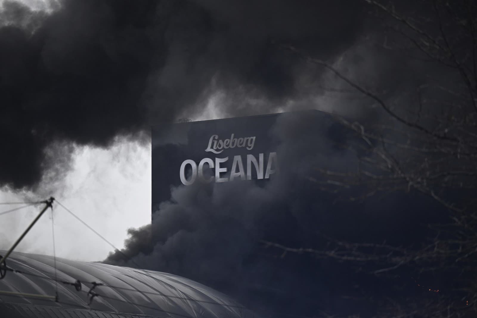 Dym stúpa po vypuknutí požiaru v novom vodnom svete Oceana v zábavnom parku Liseberg vo švédskom Göteborgu v pondelok 12. februára 2024.
