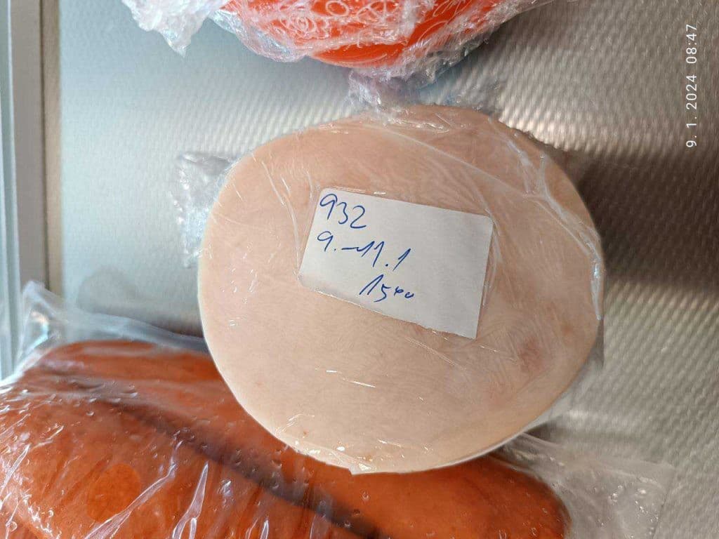 Prevádzka v Martine - predaj rozbalených mäsových výrobkov so zmenenými senzorickými vlastnosťami, nepresné údaje o otvorení mäsových výrobkov