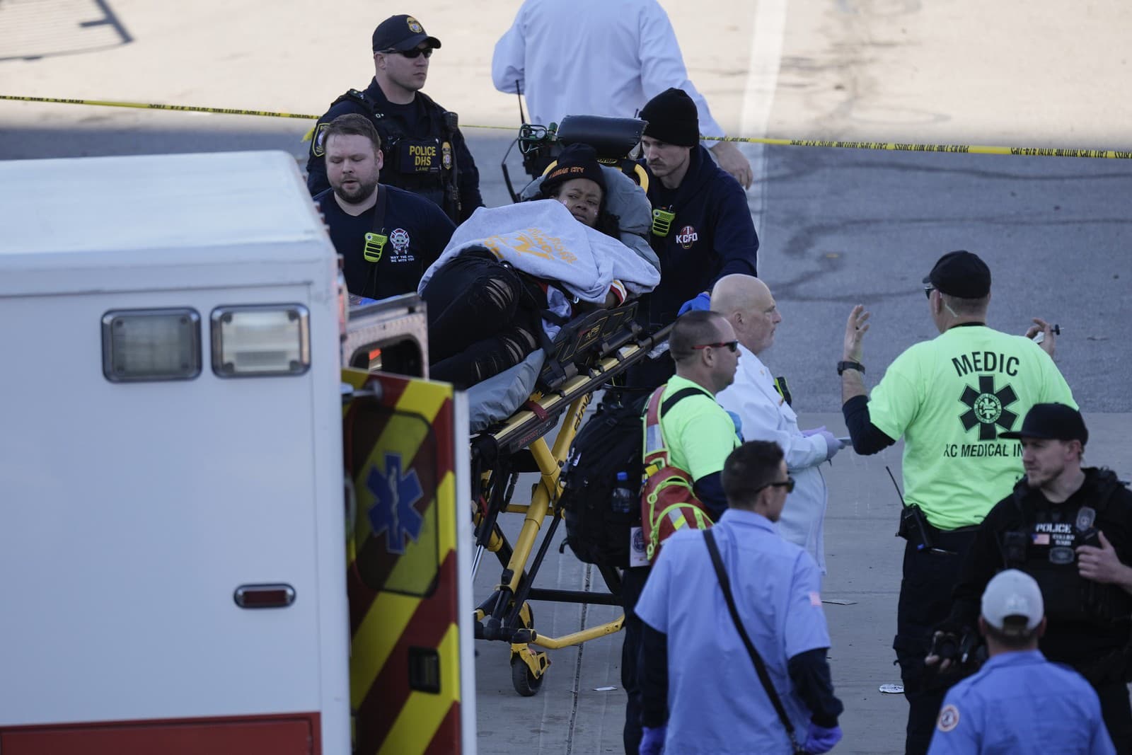 Po incidente po víťaznom sprievode Kansas City Chiefs v Kansas City odvážajú osobu do sanitky. 