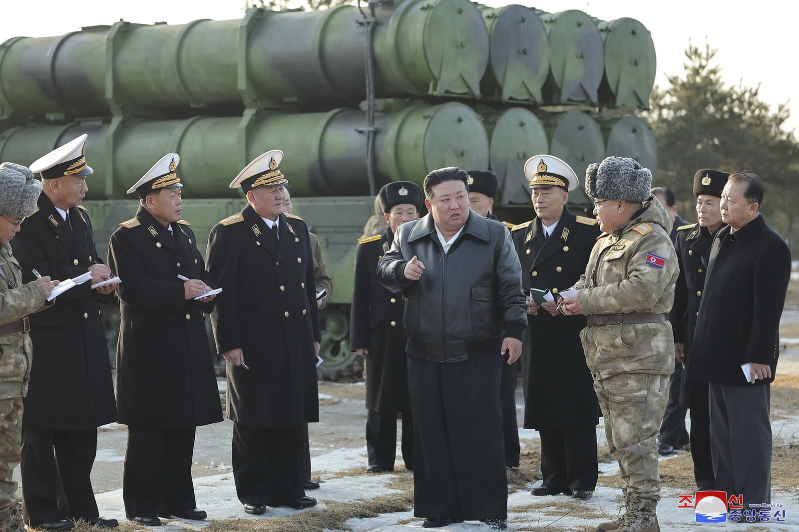 Na snímke poskytnutej severokórejskou vládou severokórejský vodca Kim Čong-un (vpredu uprostred) usmerňuje testovacie odpálenie rakiet typu zem-more v Severnej Kórei v stredu 14. februára 2024.