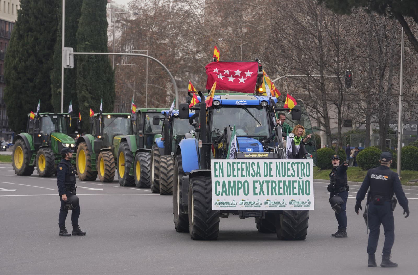 Protestujúci poľnohospodári skomplikovali dopravu
