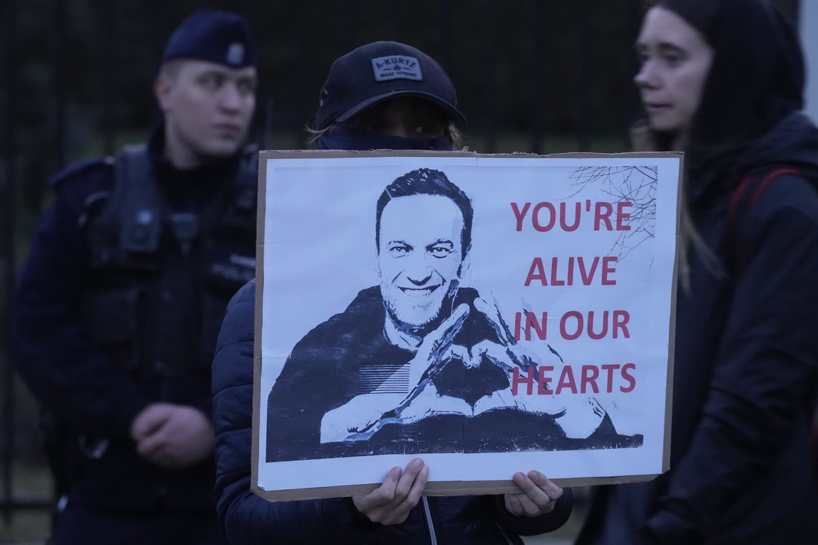 Protest protiúmrtiu Navaľného pred ruským veľvyslanectvom v Poľsku