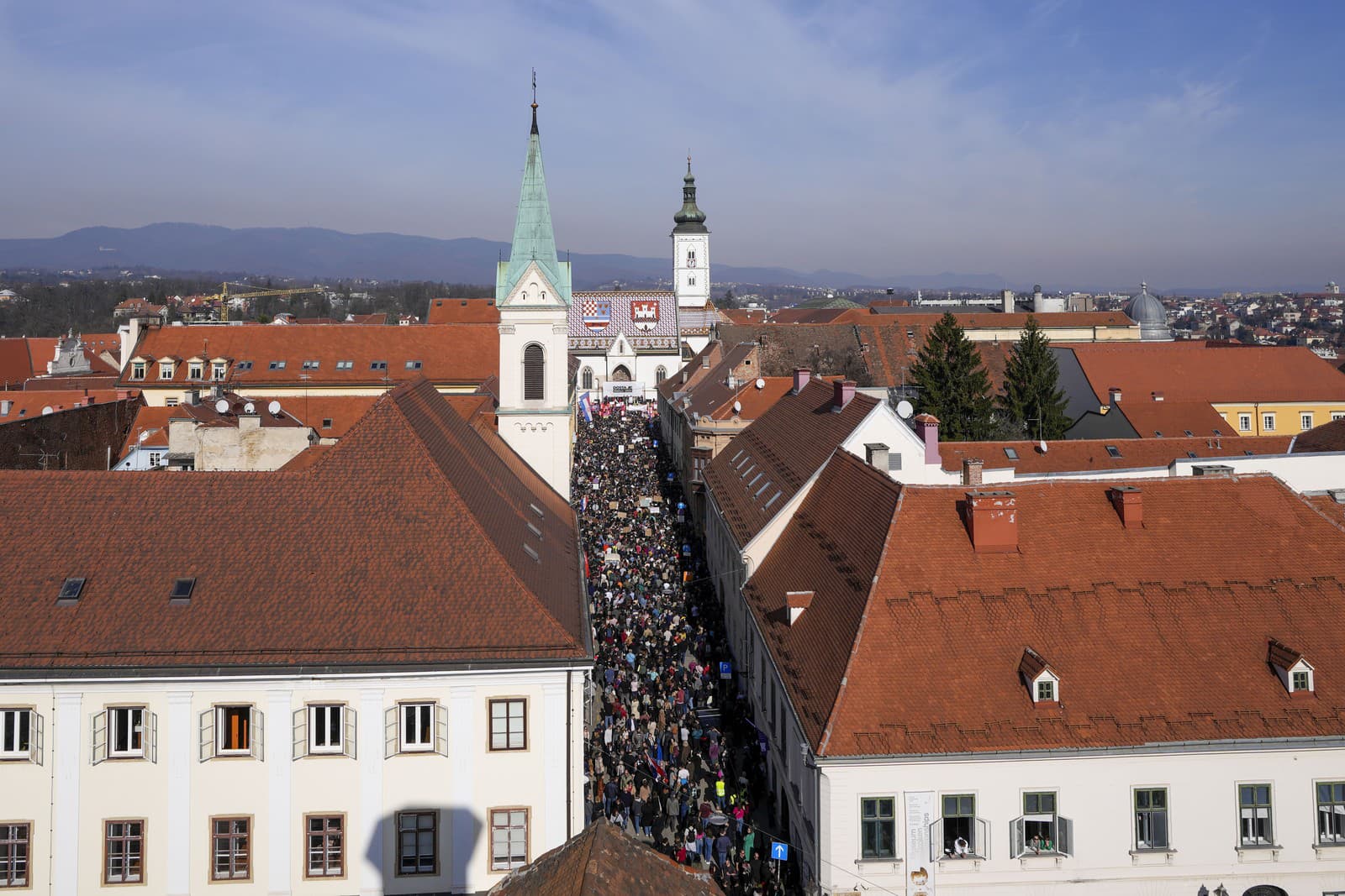 Protivládni demonštranti sa zhromažďujú na námestí sv. Marka v chorvátskom Záhrebe