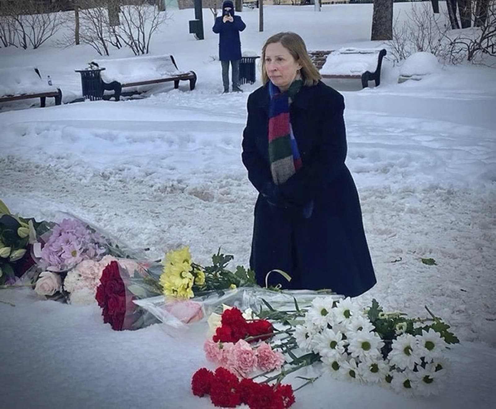 Na snímke je veľvyslankyňa USA v Rusku Lynne Tracyová, kladie kvety na znak poslednej úcty Alexejovi Navaľnému k pamätníku.