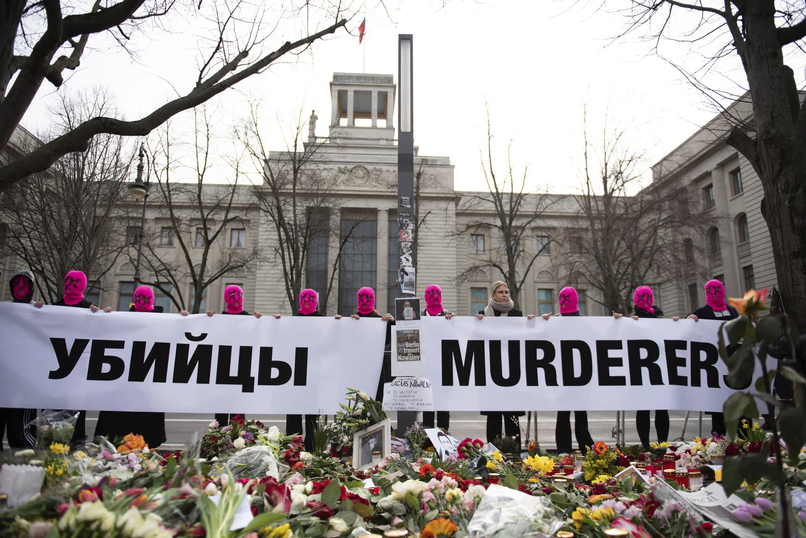 Ľudia protestujú pred ruskou ambasádou v Berlíne pre úmrtie Alexandra Navaľného.