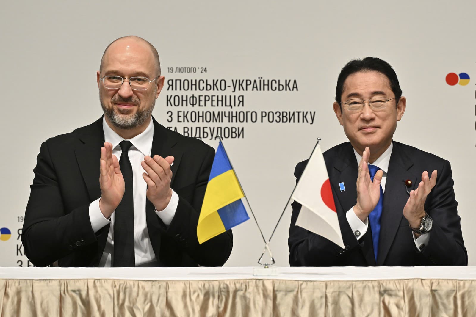 Ukrajinský premiér Denys Šmyhaľ (vľavo) a japonský premiér Fumio Kišida