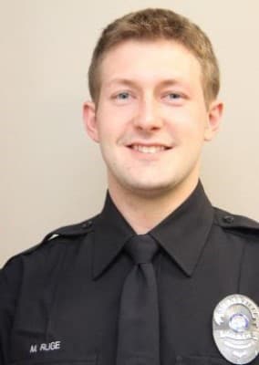 Na nedatovanej snímke zverejnenej mestom Burnsville je policajt Matthew Ruge. 