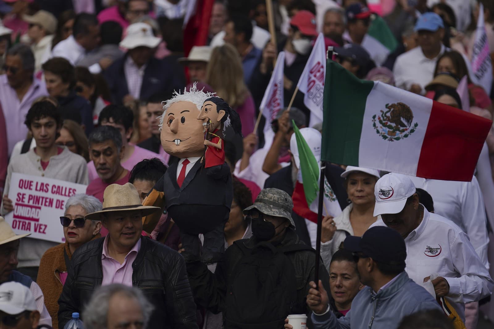 Demonštranti protestujú proti mexickému prezidentovi Andrésovi Manuelovi Lópezovi Obradorovi a jeho údajným snahám upevniť si moc v centre mexickej metropoly.