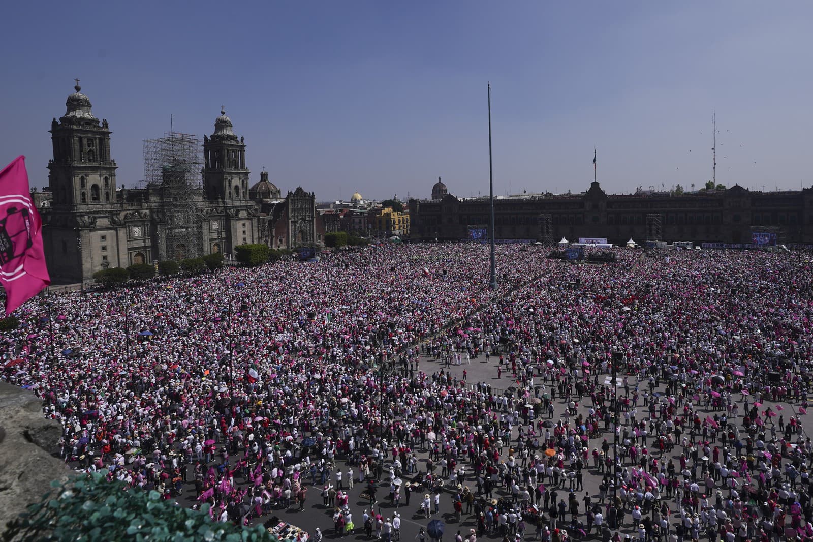 Demonštranti protestujú proti mexickému prezidentovi Andrésovi Manuelovi Lópezovi Obradorovi a jeho údajným snahám upevniť si moc v centre mexickej metropoly.