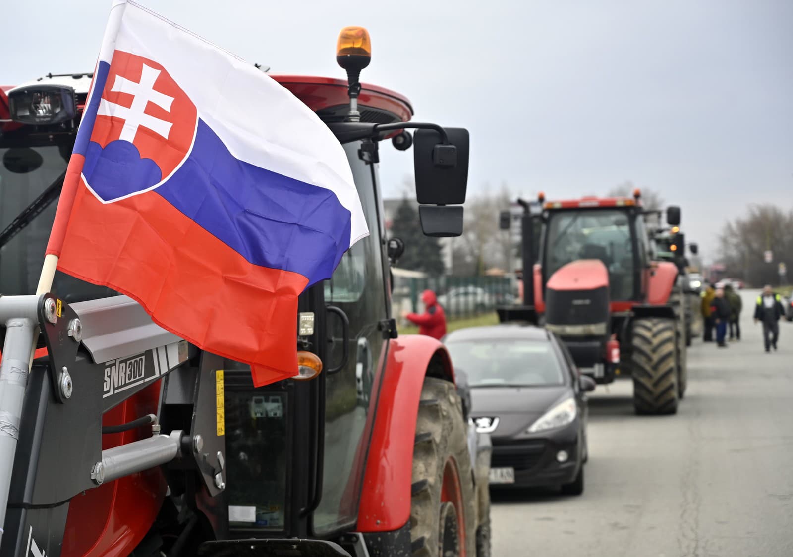Na snímke kolóna poľnohospodárských strojov a traktorov v rámci celoslovenského protestu farmárov, gazdov, roľníkov a poľnohospodárov
