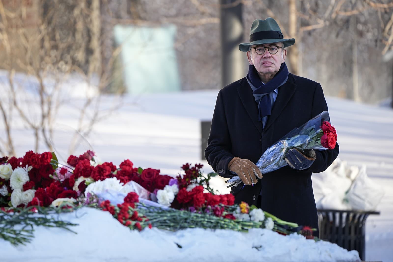 Francúzsky veľvyslanec v Rusku Pierre Lévy kladie kvety, aby vzdal poslednú úctu Alexejovi Navaľnému.