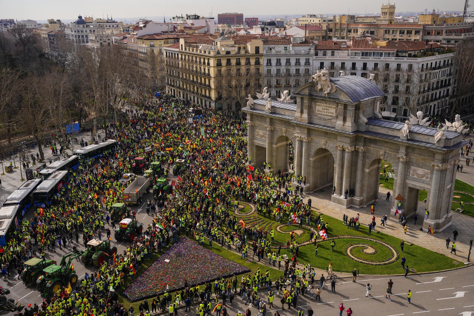 Poľnohospodári pochodujú počas protestu v Madride