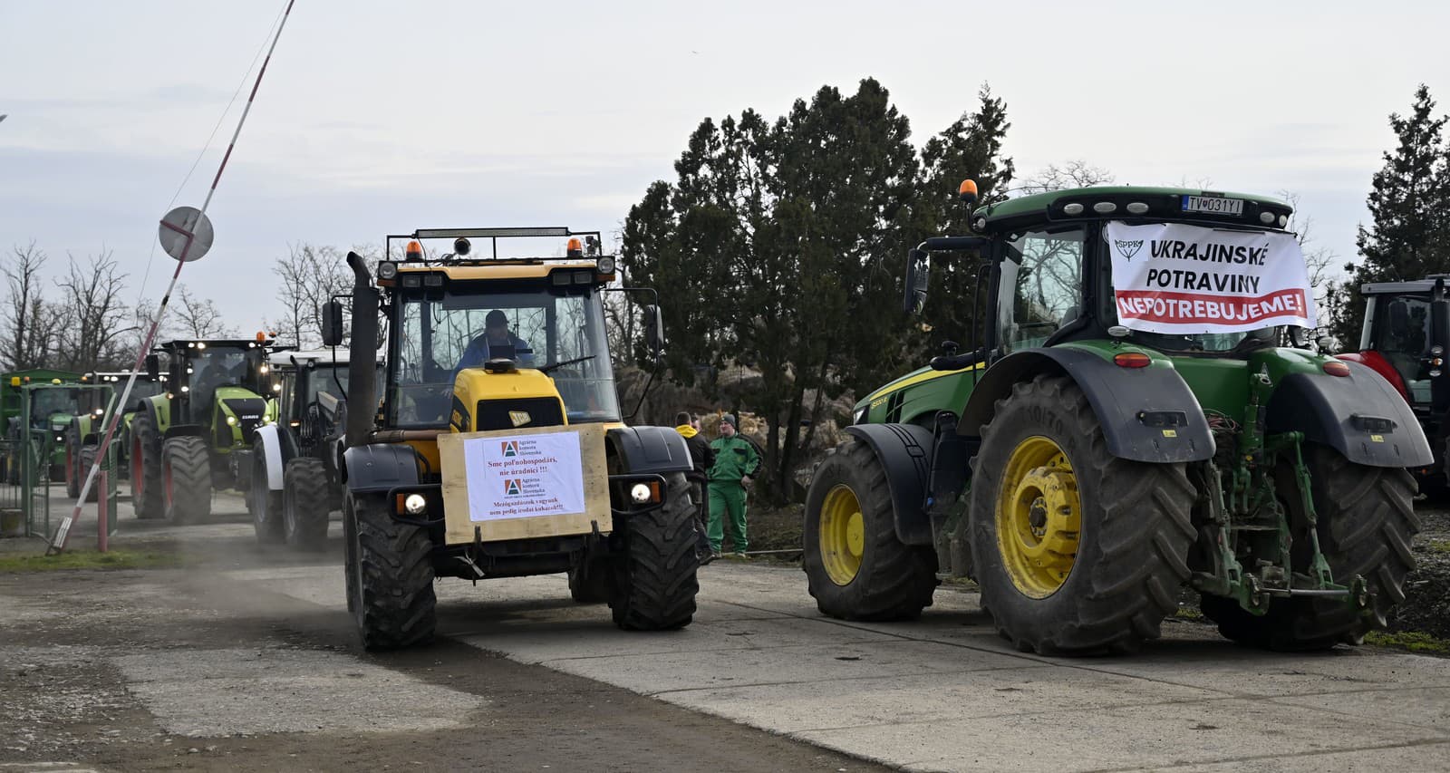 Na snímke zhromaždenie traktorov pred výjazdom počas celoslovenského protestu farmárov a poľnohospodárov v Trebišove