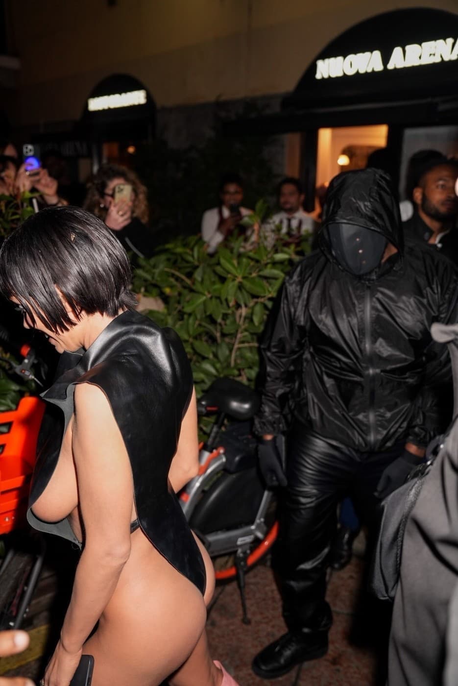 Kanye West a Bianca Censori zavítali na módnu šou.