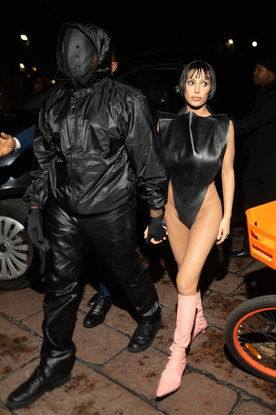 Kanye West a Bianca Censori zavítali na módnu šou.