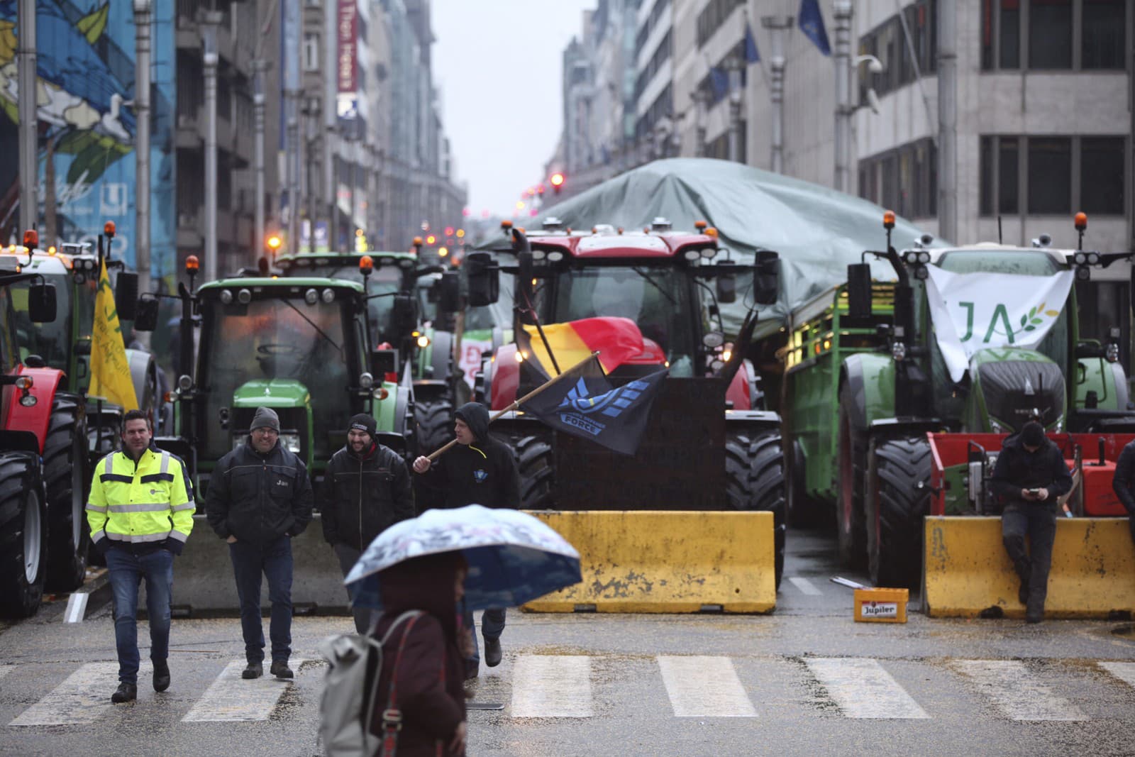Farmári na traktoroch protestujú v Bruseli