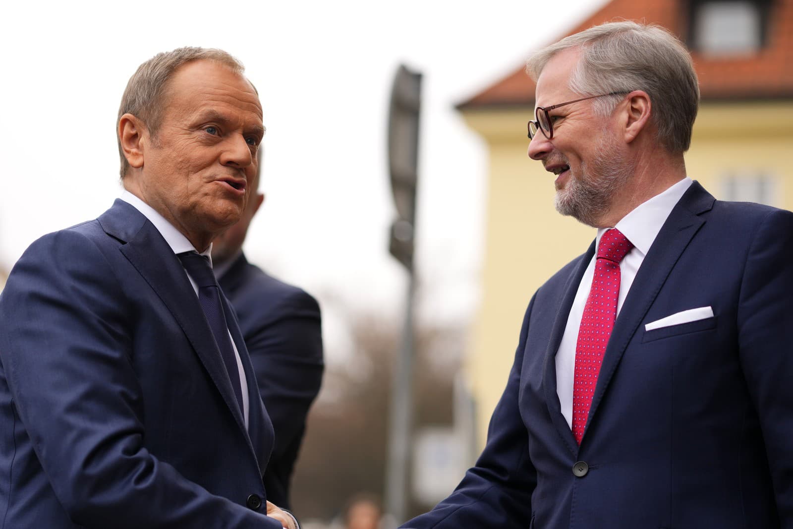 Premiér Českej republiky Petr Fiala a jeho poľský kolega Donald Tusk krátko pred summitom V4 v Prahe 