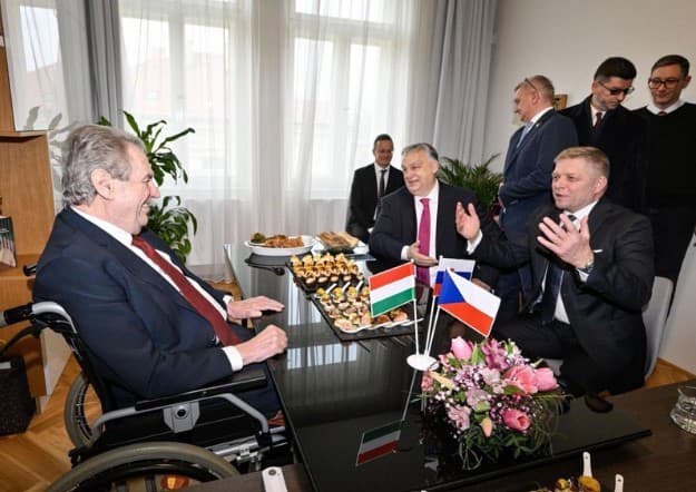 Exprezident Českej republiky Miloš Zeman, premiér SR Robert Fico a maďarský predseda vlády Viktor Orbán v Zemanovom byte v Dejvicích po summite V4 v Prahe. 