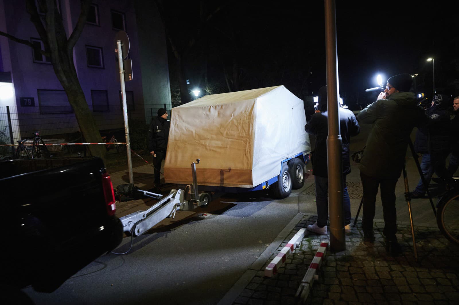 Nemecká polícia odváža zbrane z domu Daniely Kletteovej
