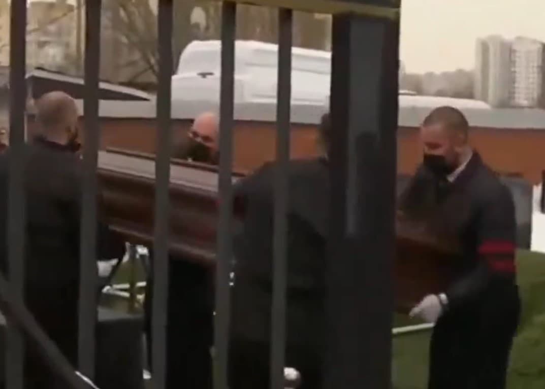 Hrob Alexeja Navaľného bol prichystaný hneď pri vchode na Borisovský cintorín