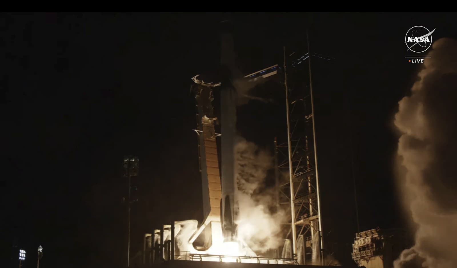 Na snímke z videa NASA raketa Falcon spoločnosti SpaceX štartuje smerom k Medzinárodnej vesmírnej stanici zo štartovacej rampy 39-A v nedeľu 3. marca 2024 v Kennedyho vesmírnom stredisku na Cape Canaveral, Florida.