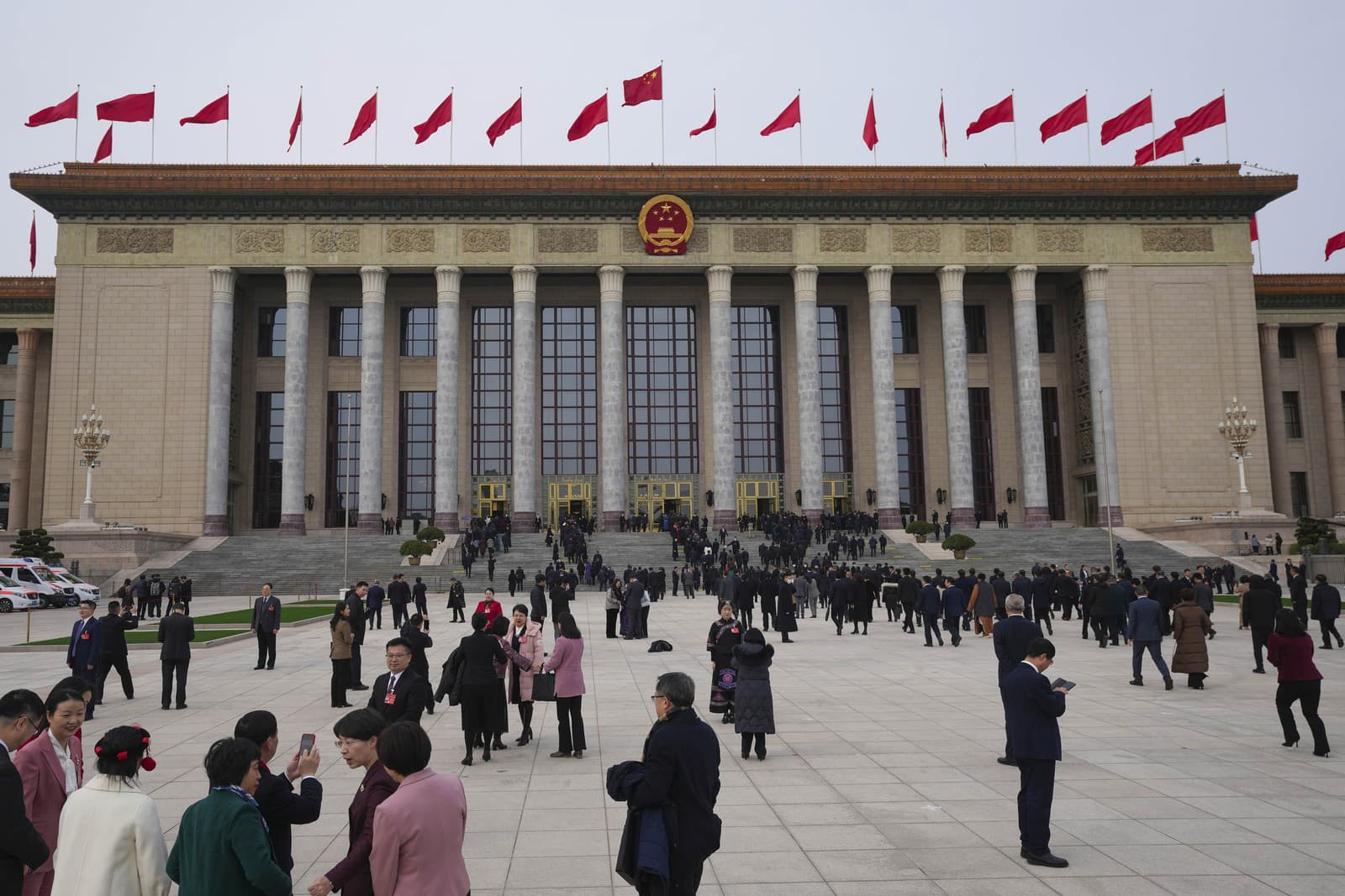 Delegáti prichádzajú na plenárne zasadnutie Čínskeho národného ľudového kongresu (NPC) pred sídlom parlamentu v Pekingu 4. marca 2024.