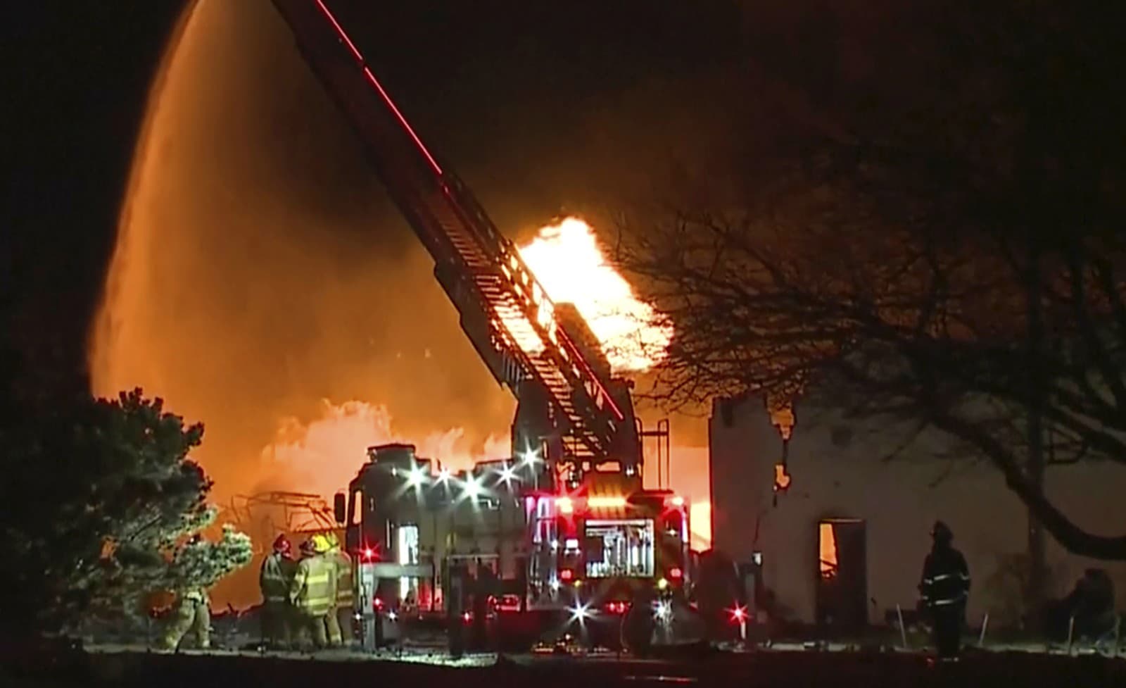 Na tomto zábere z videa poskytnutého spoločnosťou WXYZ hasiči bojujú s priemyselným požiarom na predmestí Detroitu Clinton Township .