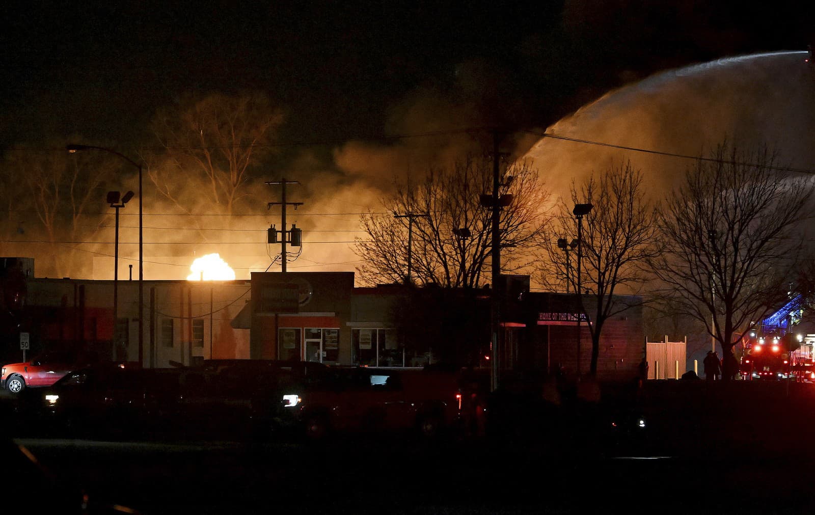 Hasiči bojujú s priemyselným požiarom v blízkosti ciest 15 Mile Road a Groesbeck Highway na predmestí Detroitu Clinton Township