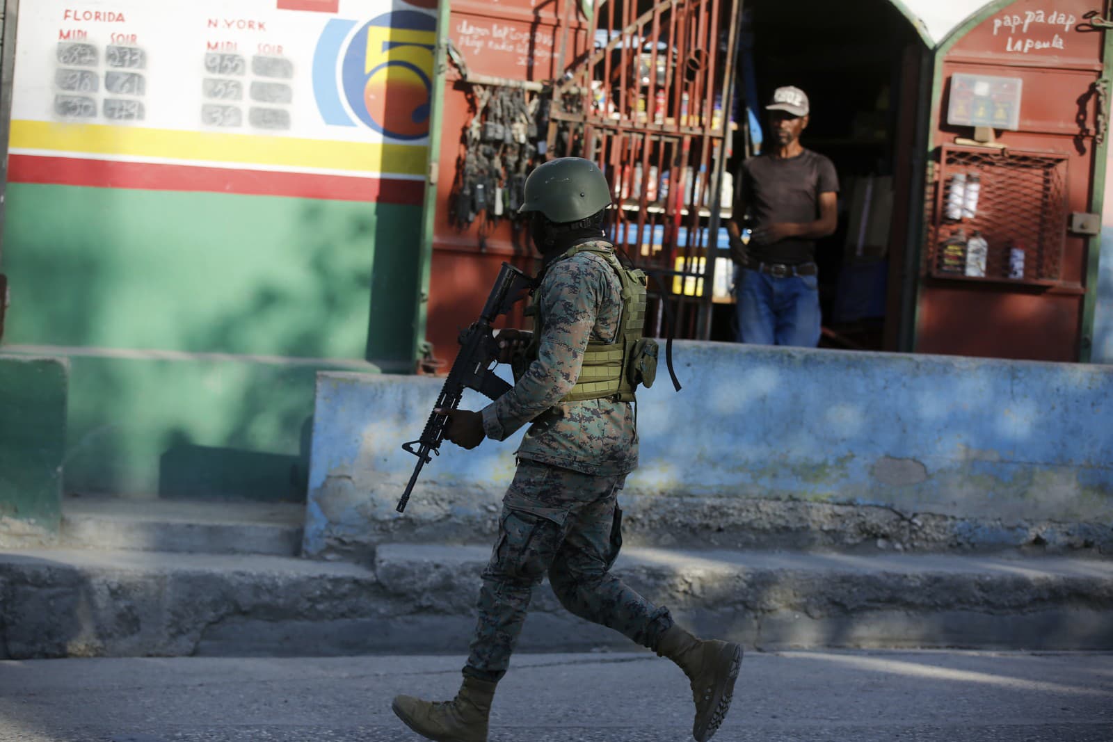 Vojak hliadkuje na okraji medzinárodného letiska v Port-au-Prince na Haiti.