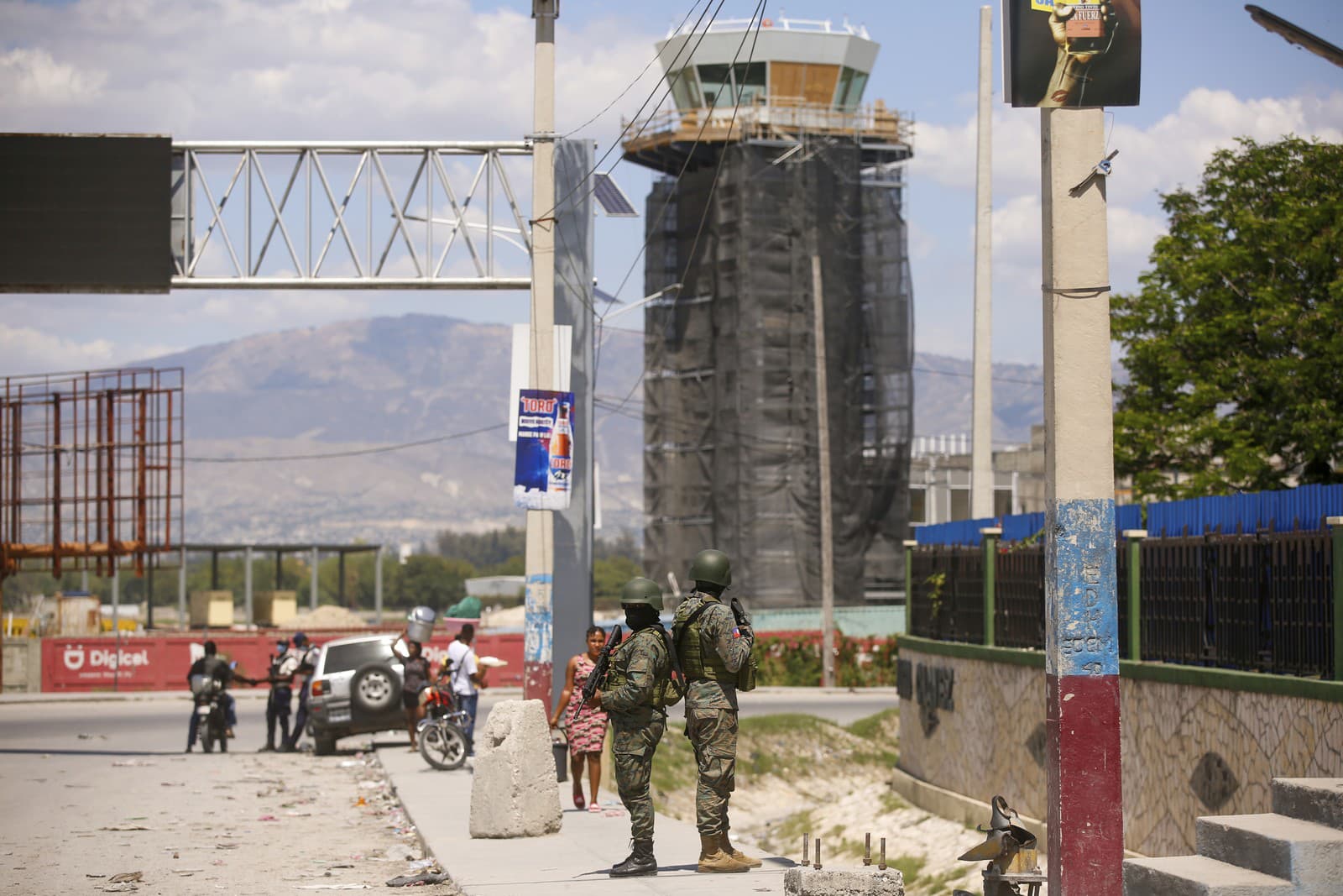 Vojaci strážia vstup na medzinárodné letisko v Port-au-Prince na Haiti v pondelok 4. marca 2024.