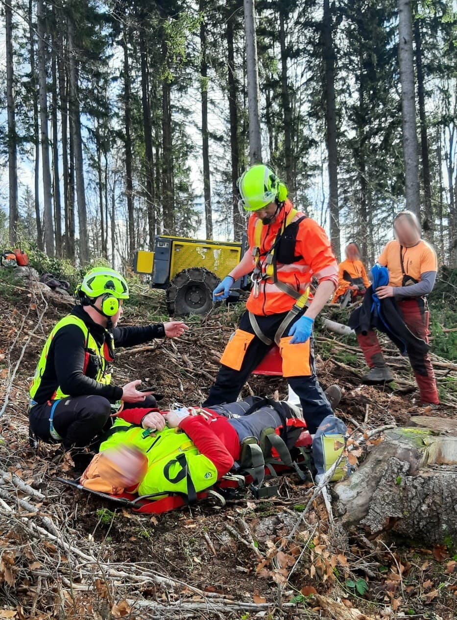 Záchranári HZS pomáhali zranenému lesnému robotníkovi