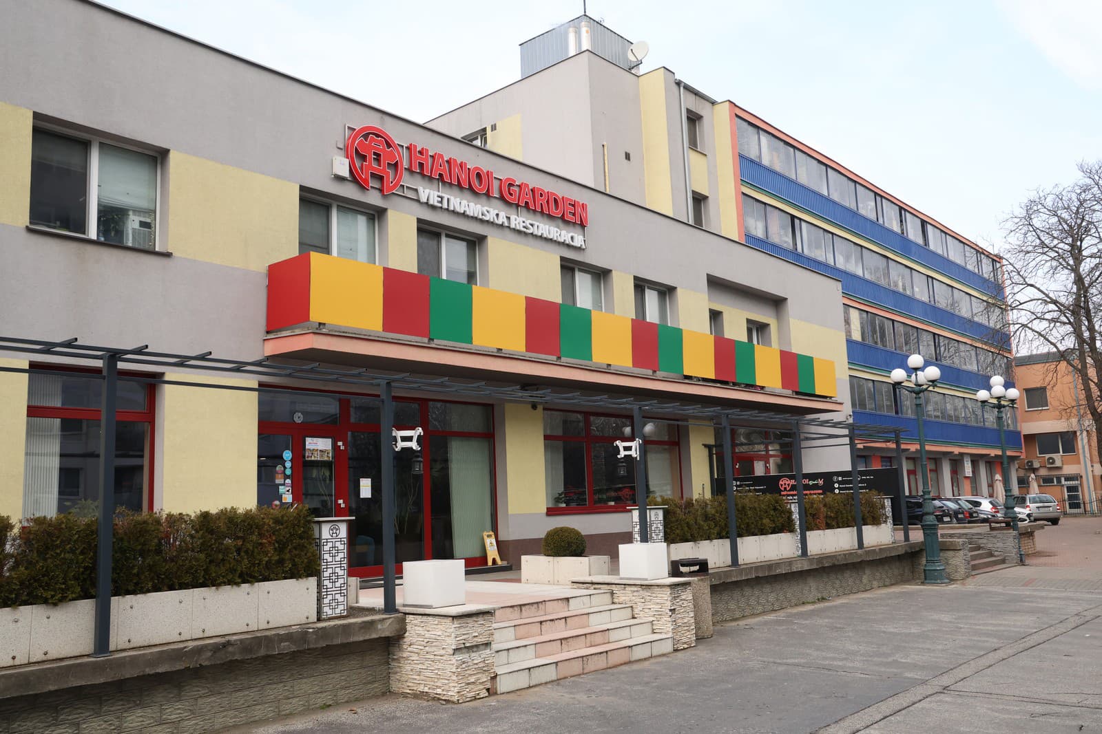 Najväčšiu vietnamskú štvrť v Bratislave navonok spoznáte len podľa reštaurácie Hanoi Garden, spojenej s obchodom s potravinami, a susediacej vietnamskej ubytovne.