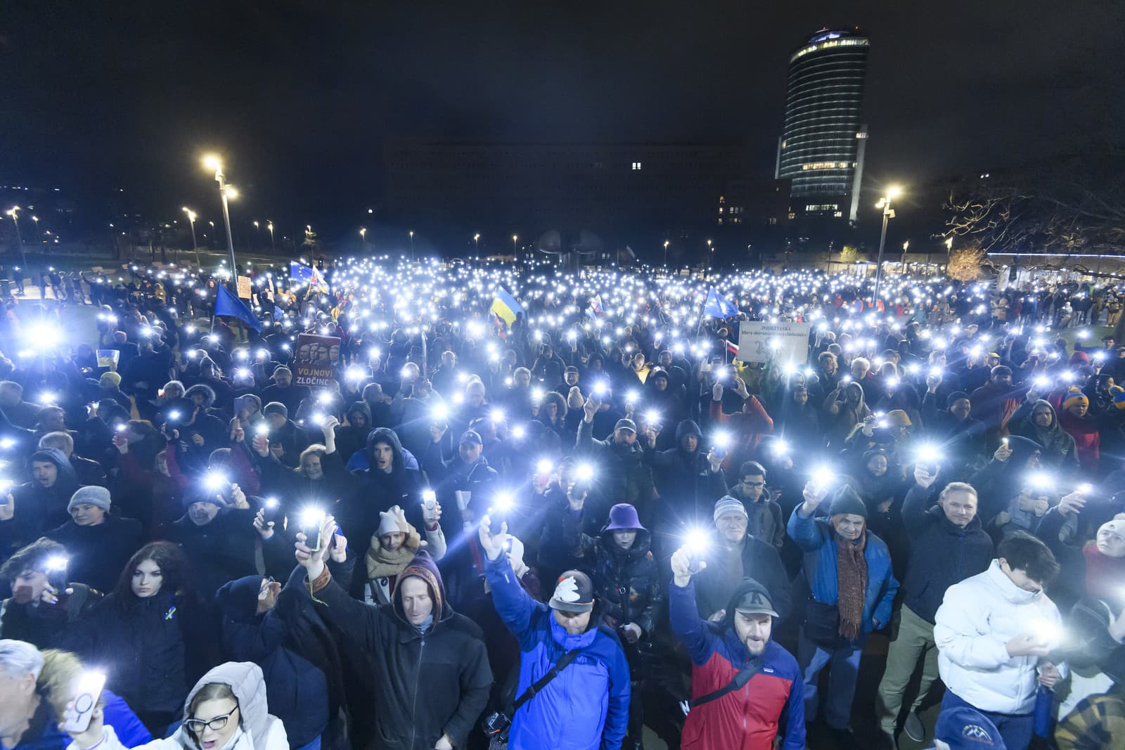 Protivládny protest Zastavme Súmrak: Nebuďme kolaboranti s vojnovým Ruskom, ktorý organizuje iniciatíva Mier Ukrajine.