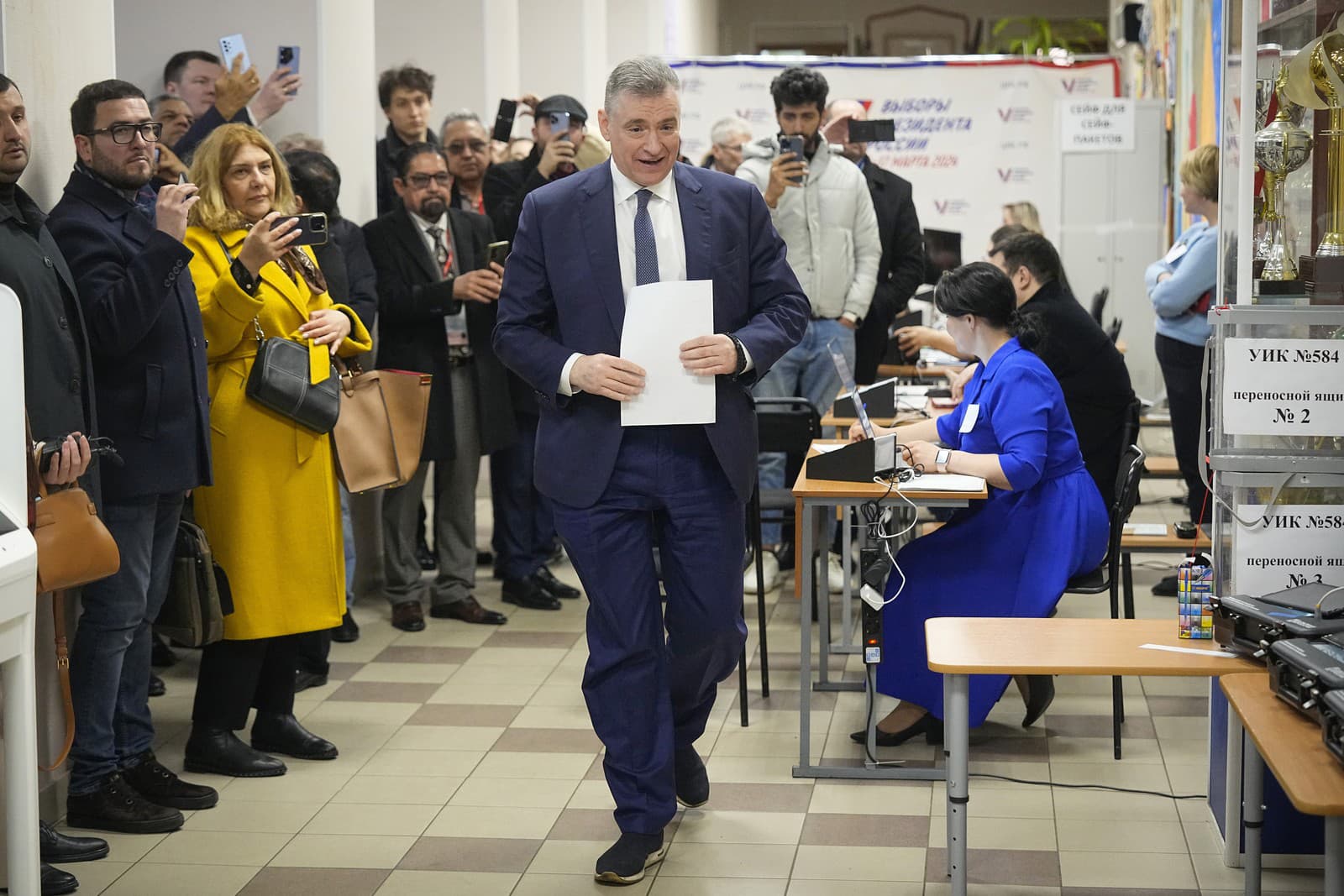 Prezidentský kandidát a predseda  Liberálnodemokratickej strany Ruska (LDPR) Leonid Sluckij hlasuje v prezidentských voľbách v Rusku.