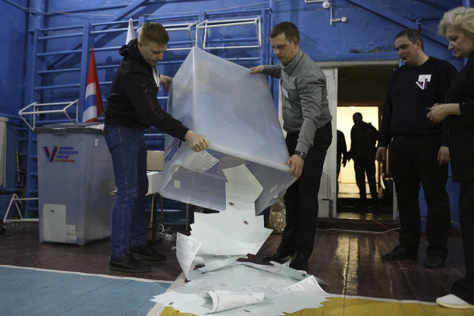 Členovia volebnej komisie zrátavajú hlasy po prezidentských voľbách v Rusku.