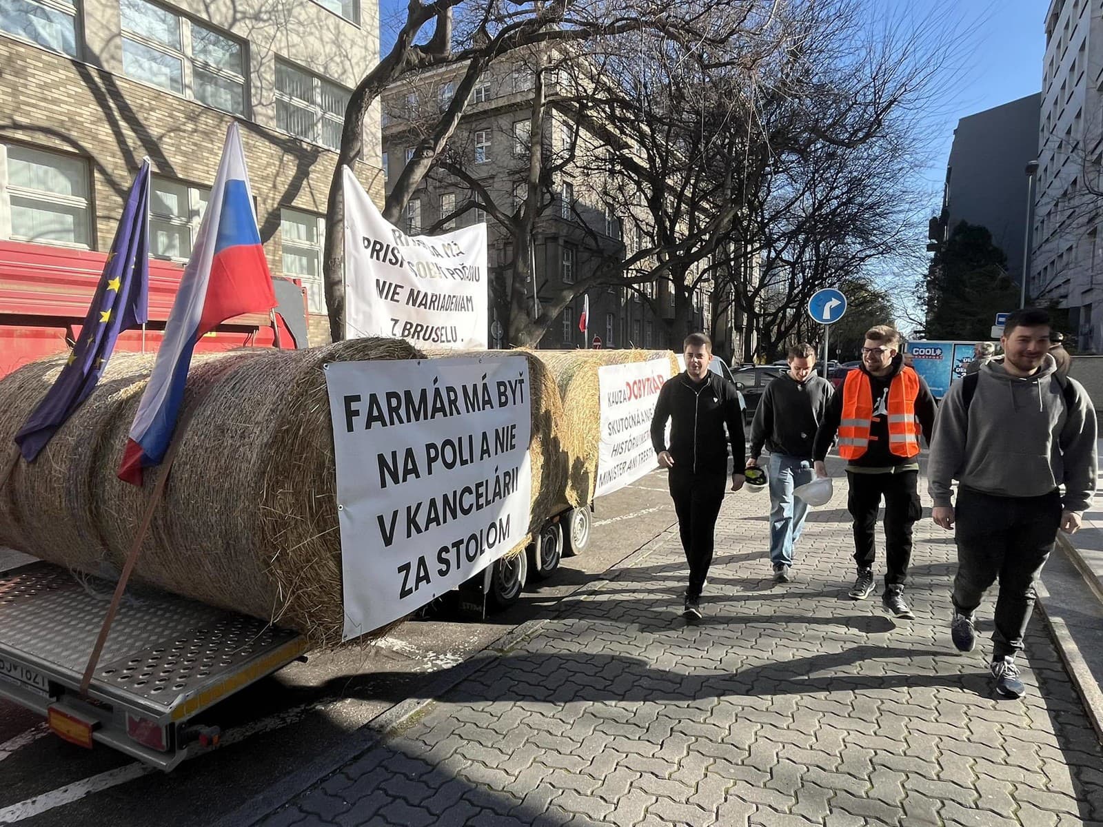 Protestné zhromaždenie farmárov, gazdov, poľnohospodárov a roľníkov pred Ministerstvom pôdohospodárstva