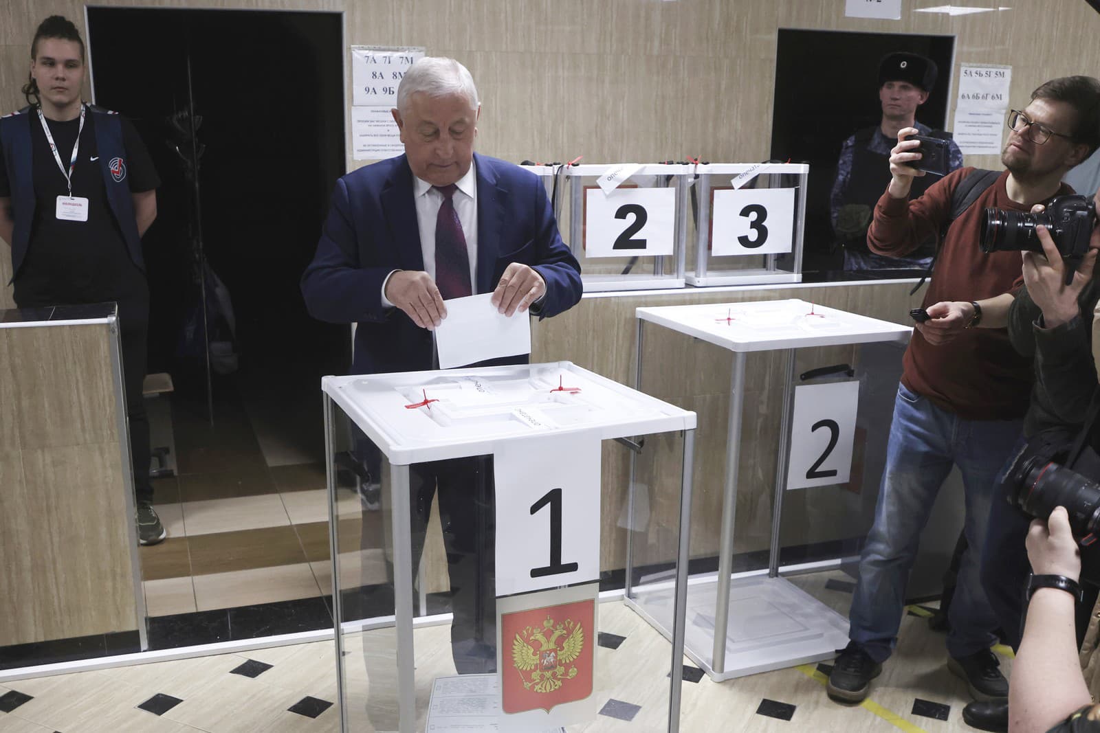 Komunistický poslanec Štátnej dumy a prezidentský kandidát Nikolaj Charitonov hlasuje v prezidentských voľbách v Rusku 