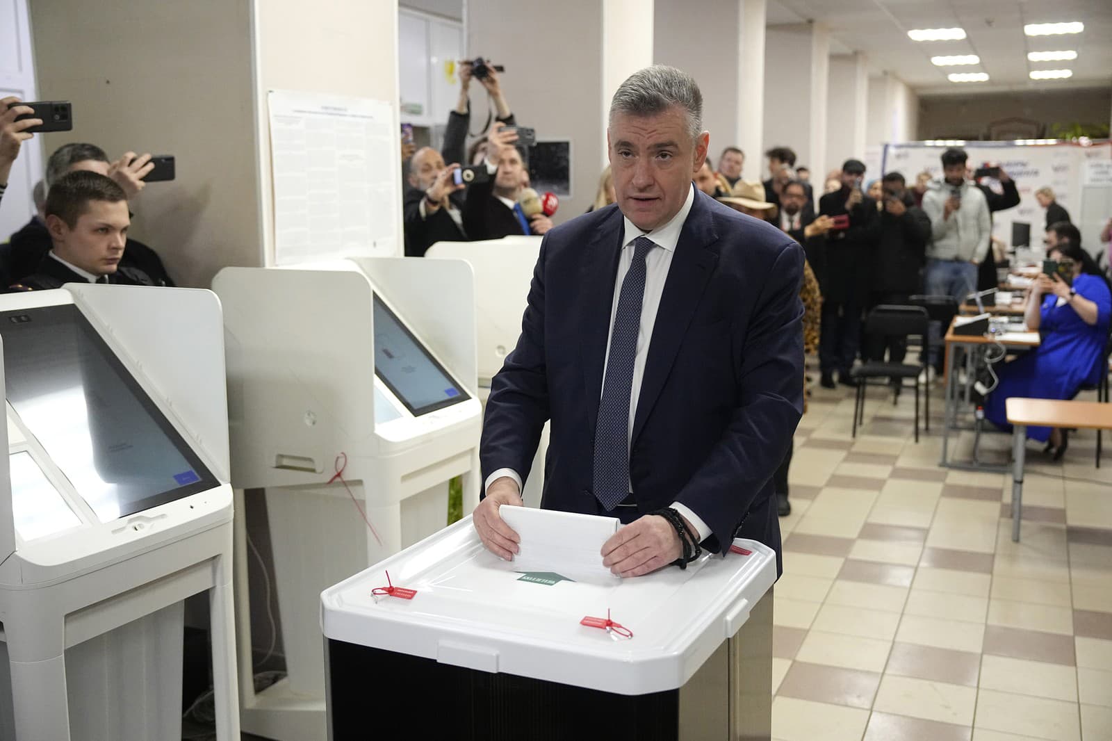 Prezidentský kandidát a predseda  Liberálnodemokratickej strany Ruska (LDPR) Leonid Sluckij hlasuje v prezidentských voľbách v Rusku