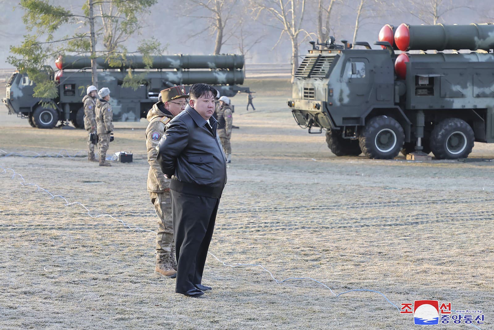 Na snímke poskytnutej severokórejskou vládou severokórejský vodca Kim Čong-un (uprostred) dohliada na cvičnú streľbu zo 