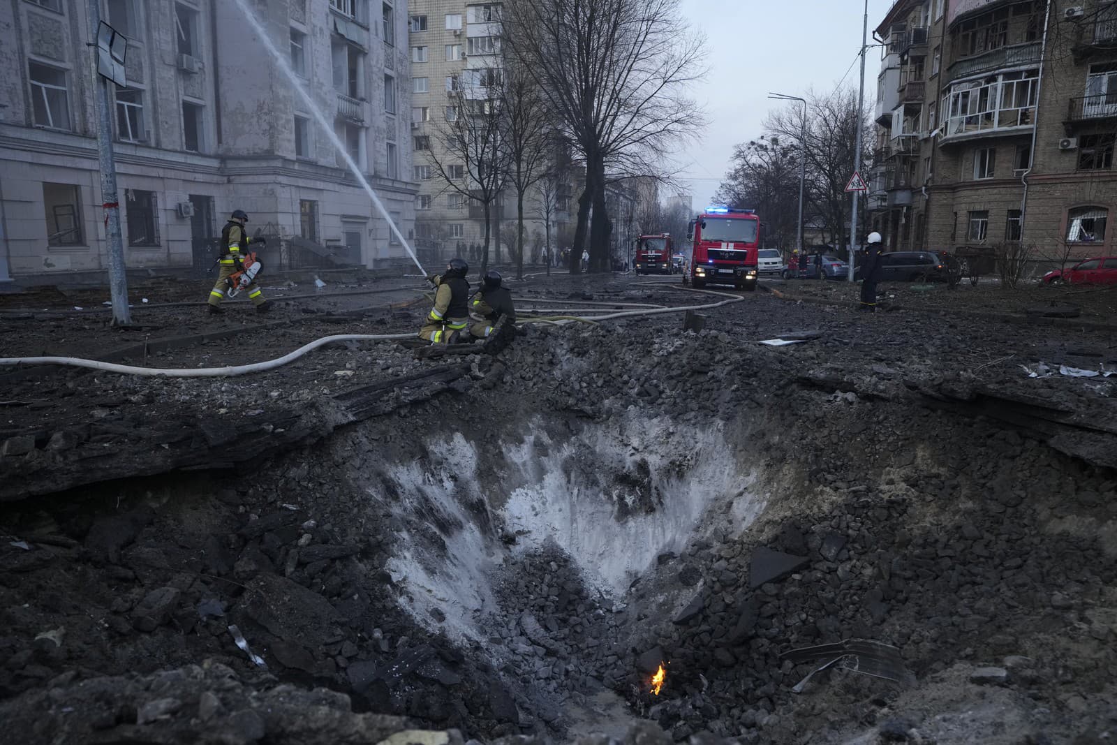 Hasiči pracujú na mieste po ruských útokoch v Kyjeve na Ukrajine vo štvrtok 21. marca 2024.