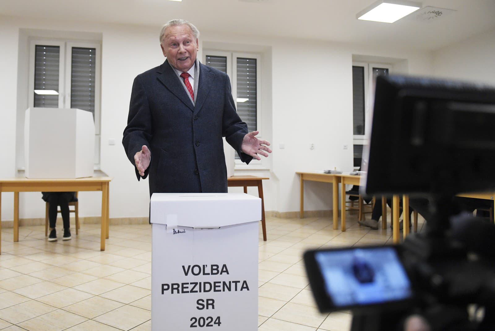 Svoj hlas v sobotňajšom prvom kole prezidentských volieb odovzdal aj bývalý prezident Rudolf Schuster