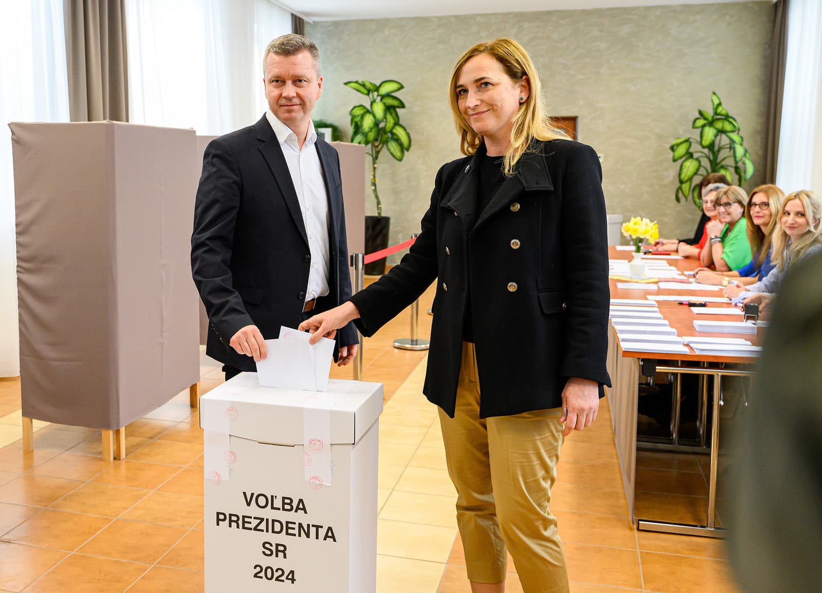 Kandidát na prezidenta SR Krisztián Forró počas volebného aktu v rámci 1. kola prezidentských volieb 2024